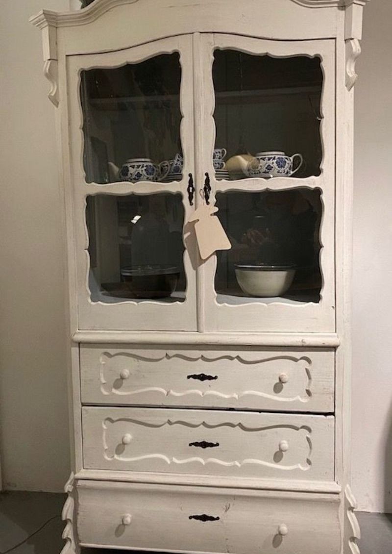 glaskast oud witte verf
