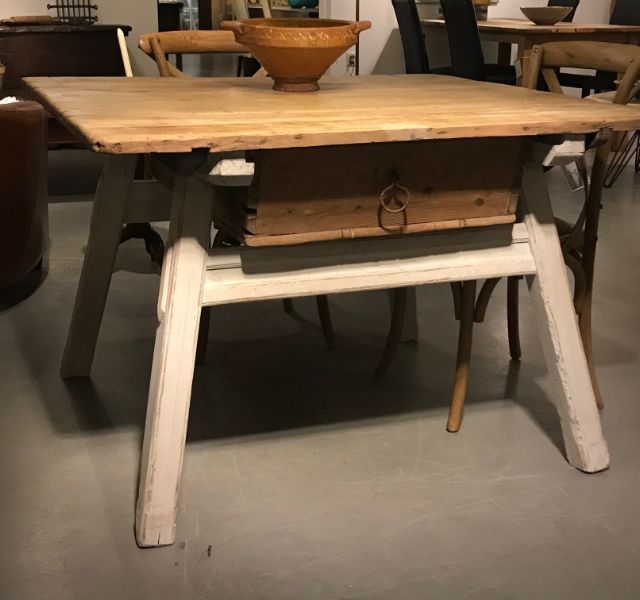 Bijzonder eettafel bij de Almondehoeve