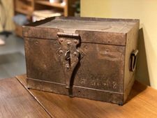 Klein ijzer antiek kistje bij de Almondehoeve