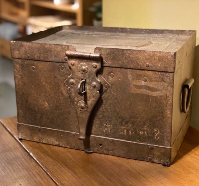 Klein ijzer antiek kistje bij de Almondehoeve