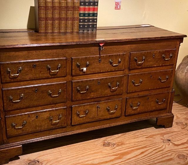 Antieke Engelse grote houten kist bij de Almondehoeve