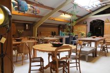Tafels in showroom Almondehoeve