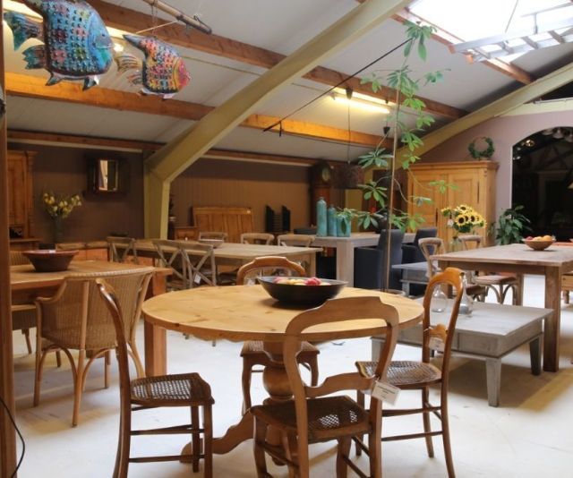 Tafels in showroom Almondehoeve