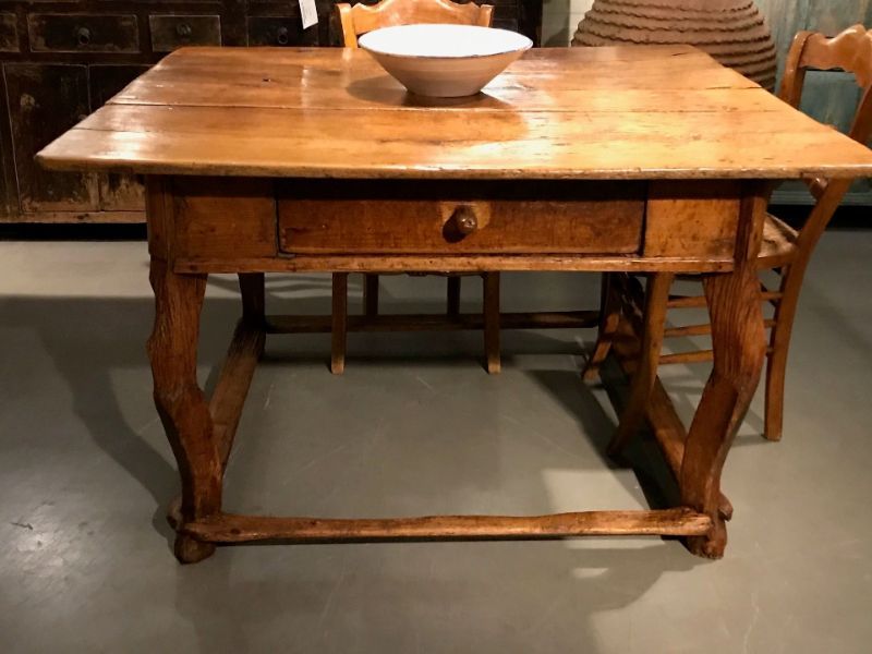 Antieke tafel bij de Almondehoeve