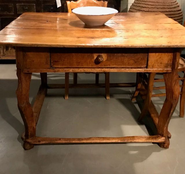 Antieke tafel bij de Almondehoeve