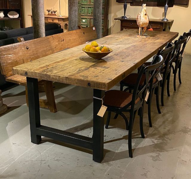 eettafel met ijzeren onderstel
