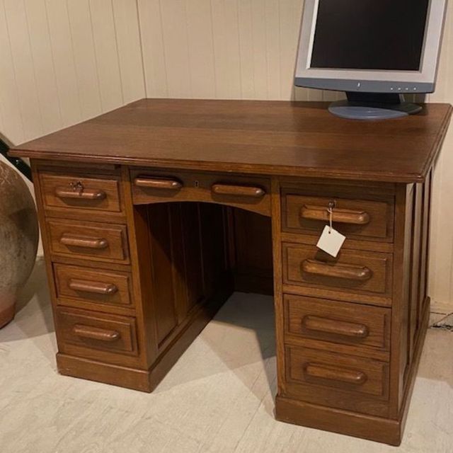 Antiek bureau van Almondehoeve
