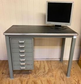 ijzeren bureau bij de Almondehoeve