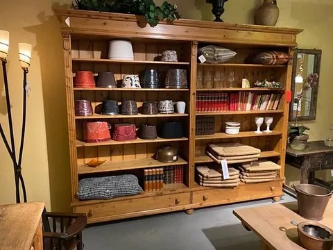 Boekenkasten bij de Almondehoeve