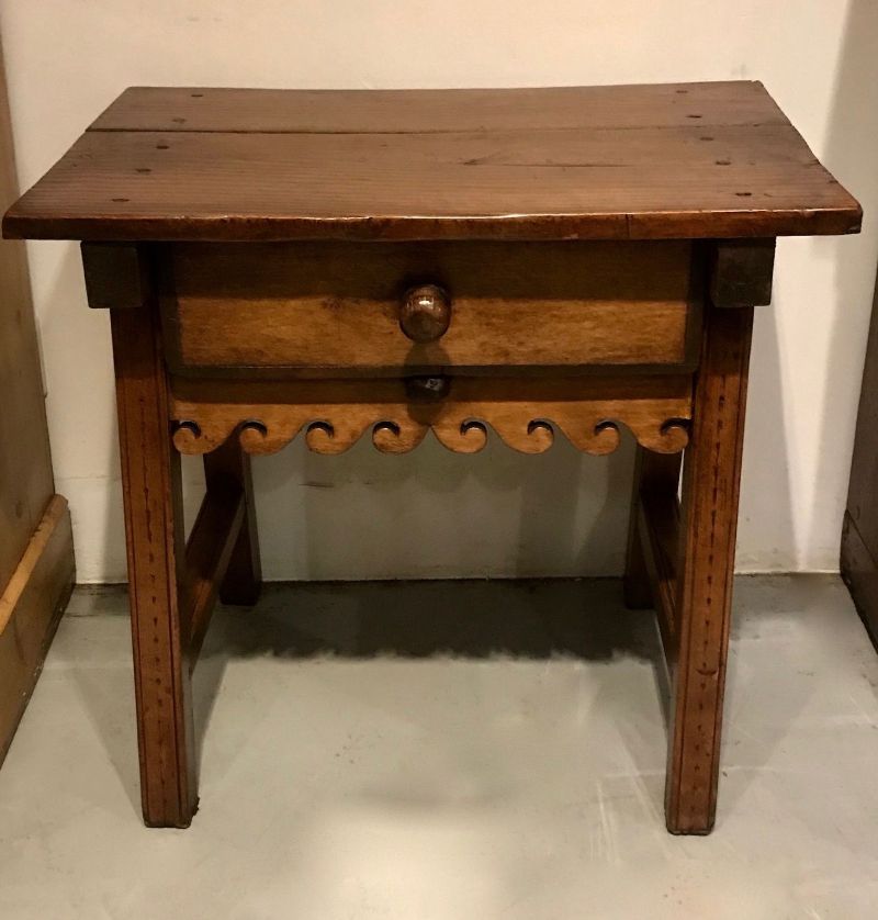 Antieke bijzettafel 
