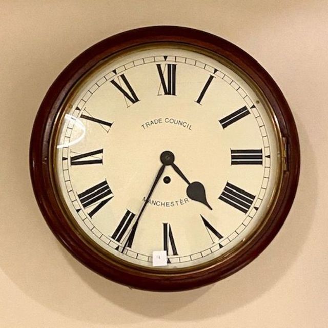Houten pub klok met snekuurwerk