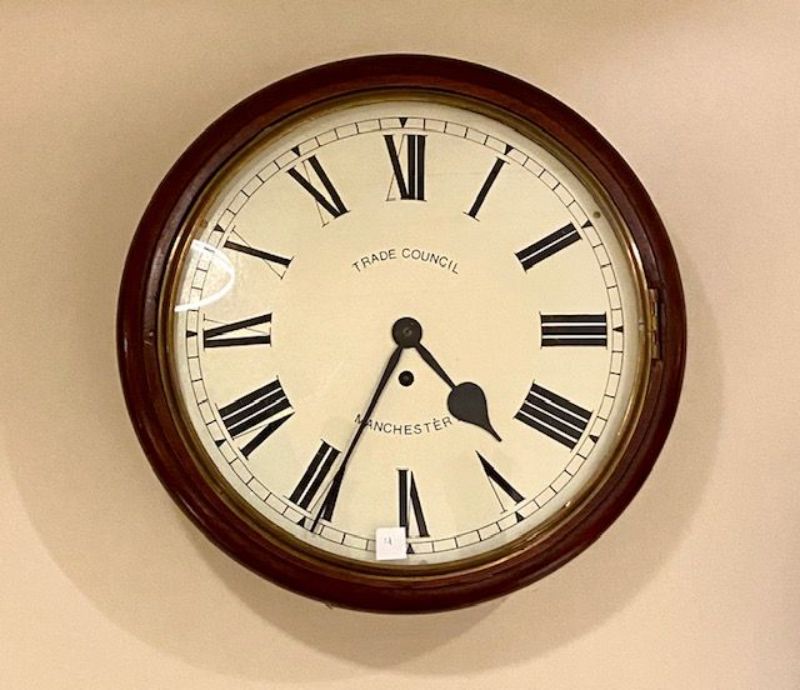 Houten pub klok met snekuurwerk