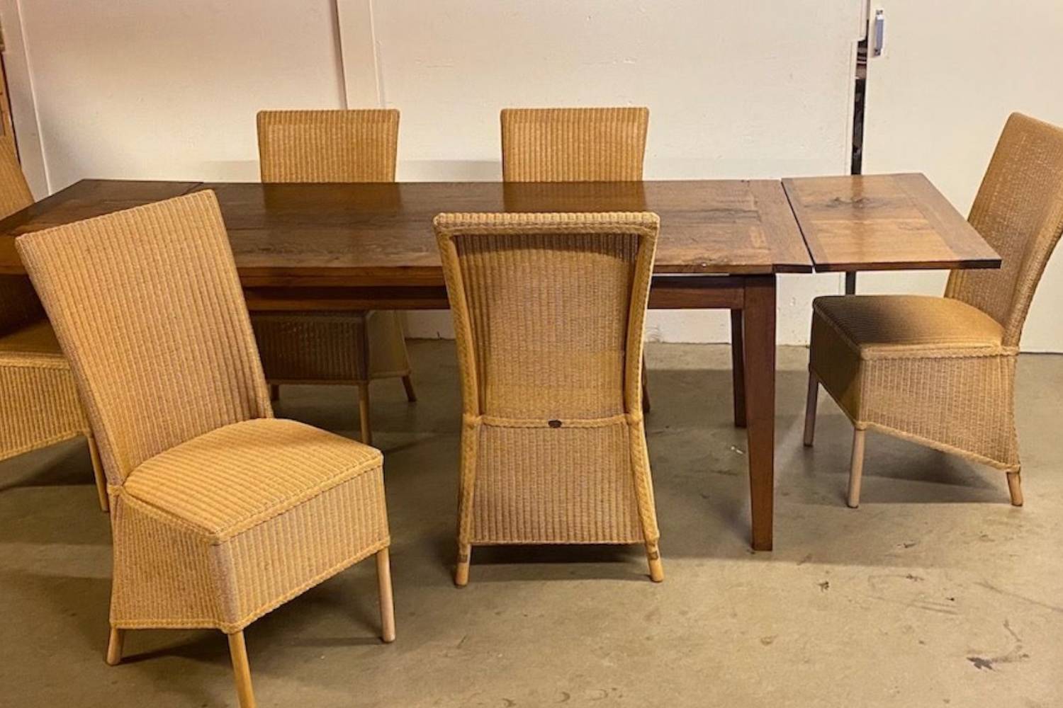 Stoelen en banken bij de Almondehoeve