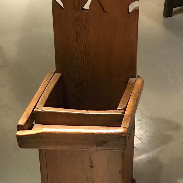 Antieke kinderstoel