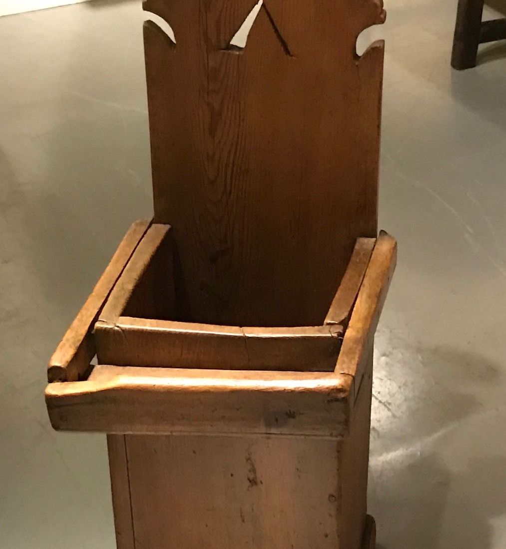 Antieke kinderstoel