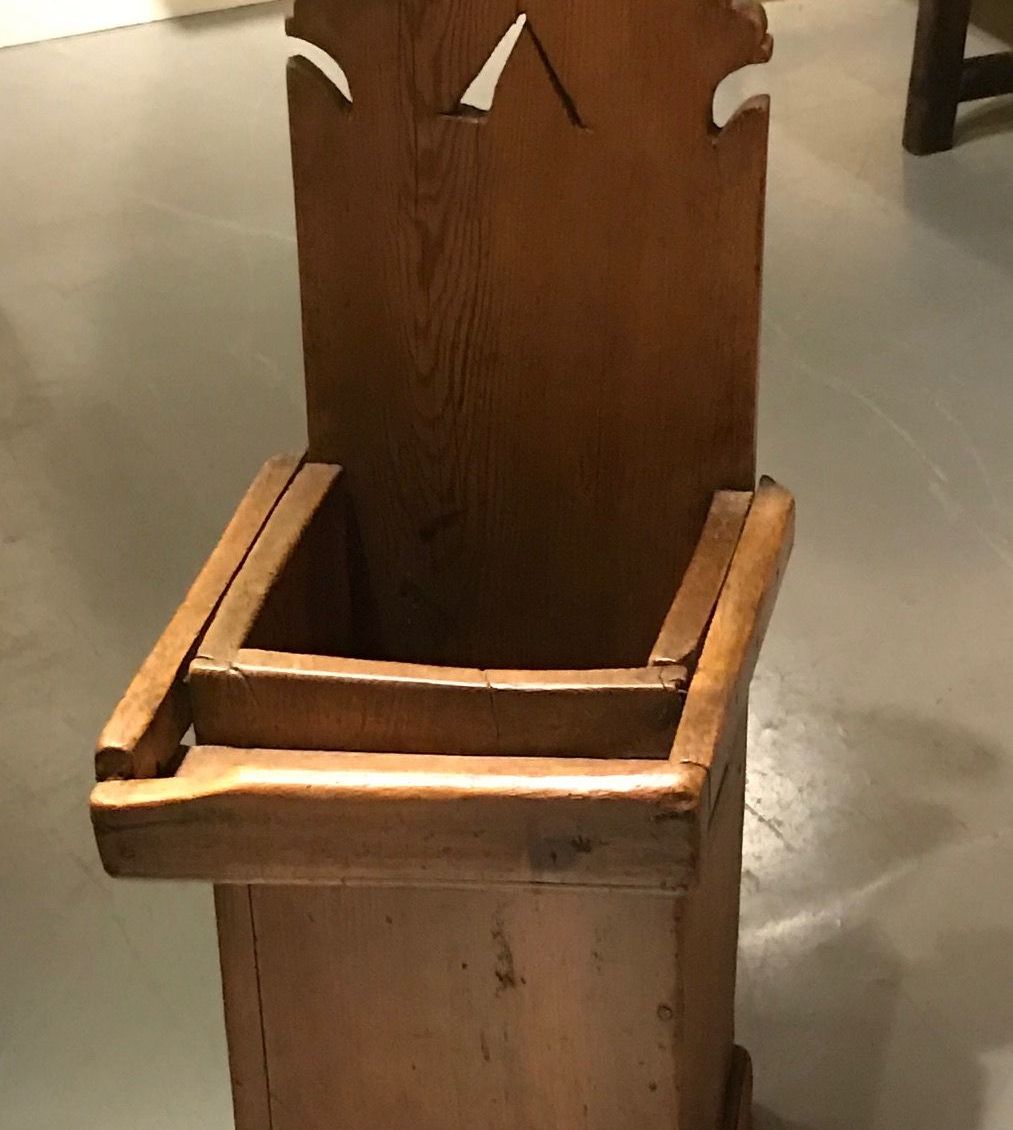 Antieke kinderstoel