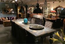 Uitgebreide showroom Almondehoeve