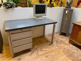 Stalen vintage bureau Almondehoeve