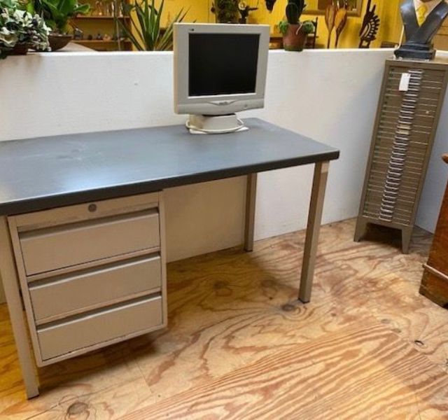 Stalen vintage bureau Almondehoeve